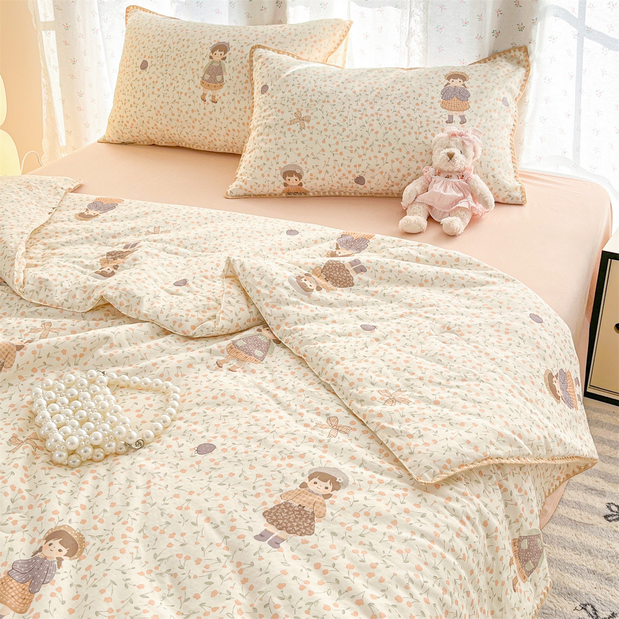 91家纺网 家纺一手货源 找家纺 盛秋家纺 2026新款三角针水洗棉贝壳边印花夏被系列 甜美女孩+奶茶