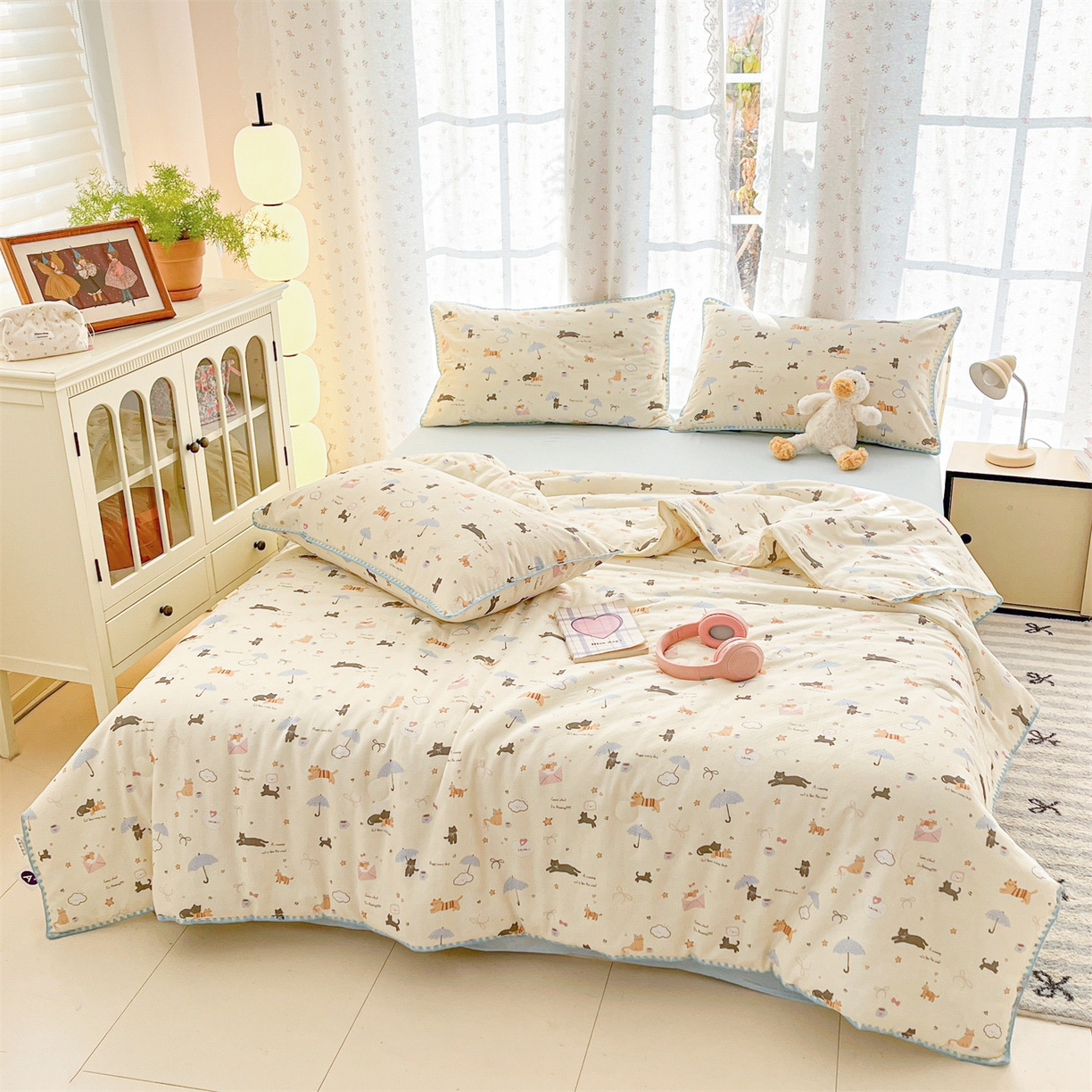 91家纺网 家纺一手货源 找家纺 盛秋家纺 2026新款三角针水洗棉贝壳边印花夏被系列 满山猫+天空蓝