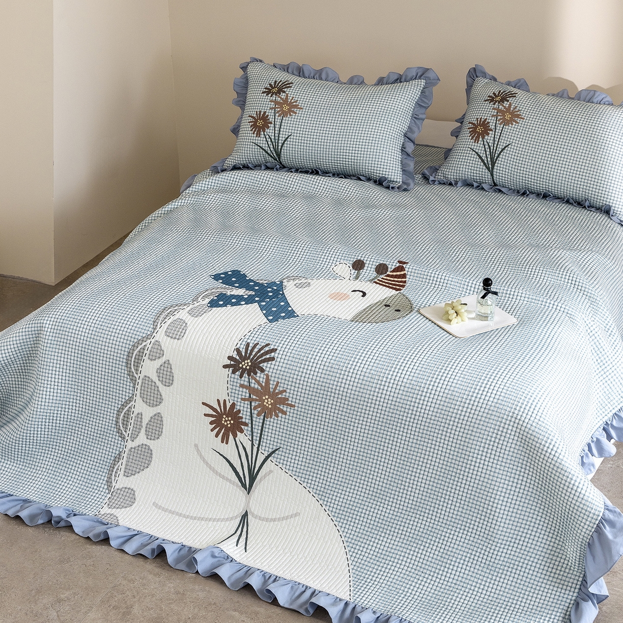 91家纺网 家纺一手货源 找家纺 立奥被业 2026新品古法水洗棉夏被仿棉大版床盖防棉大版夏被 长颈鹿蓝