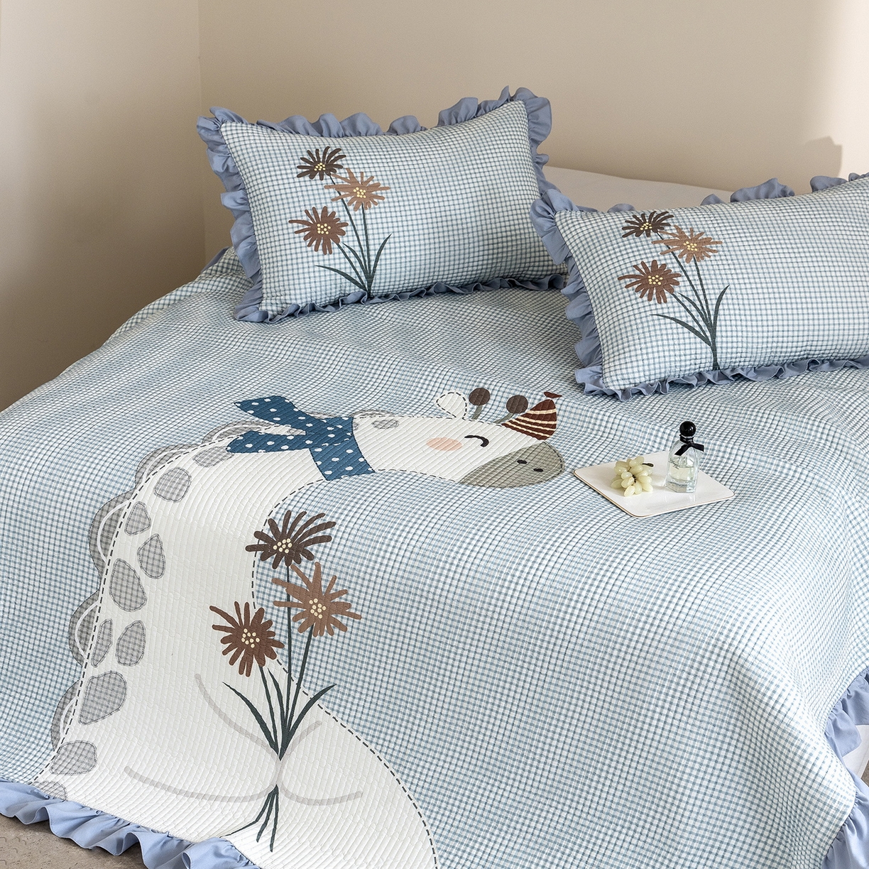 91家纺网 家纺一手货源 找家纺 立奥被业 2026新品古法水洗棉夏被仿棉大版床盖防棉大版夏被 长颈鹿蓝