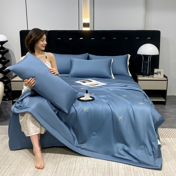 91家纺网 家纺一手货源 找家纺 益多眠 2026新款水洗真丝刺绣夏被夏凉被空调被四件套 蝴蝶结宾利蓝