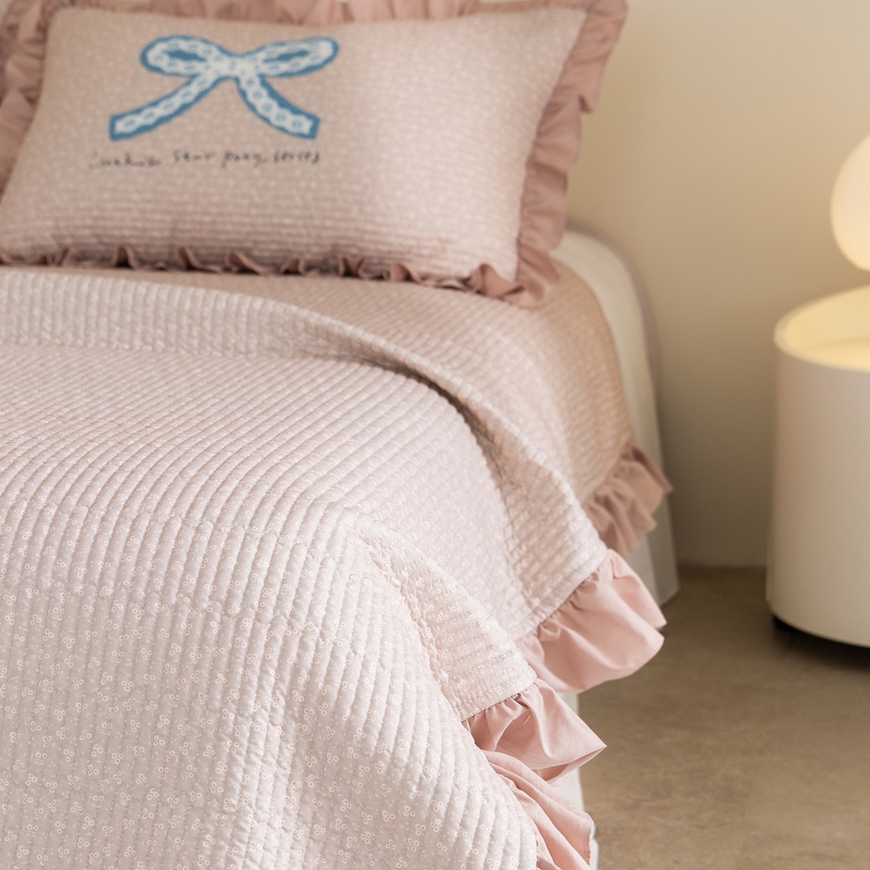 91家纺网 家纺一手货源 找家纺 立奥被业 2026新品古法水洗棉夏被仿棉大版床盖防棉大版夏被 小马粉