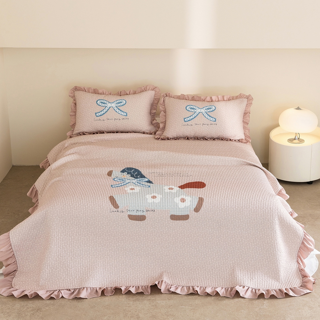 91家纺网 家纺一手货源 找家纺 立奥被业 2026新品古法水洗棉夏被仿棉大版床盖防棉大版夏被 小马粉