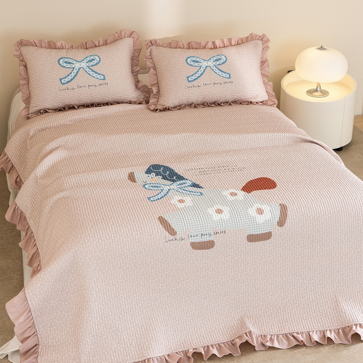 91家纺网 家纺一手货源 找家纺 立奥被业 2026新品古法水洗棉夏被仿棉大版床盖防棉大版夏被 小马粉