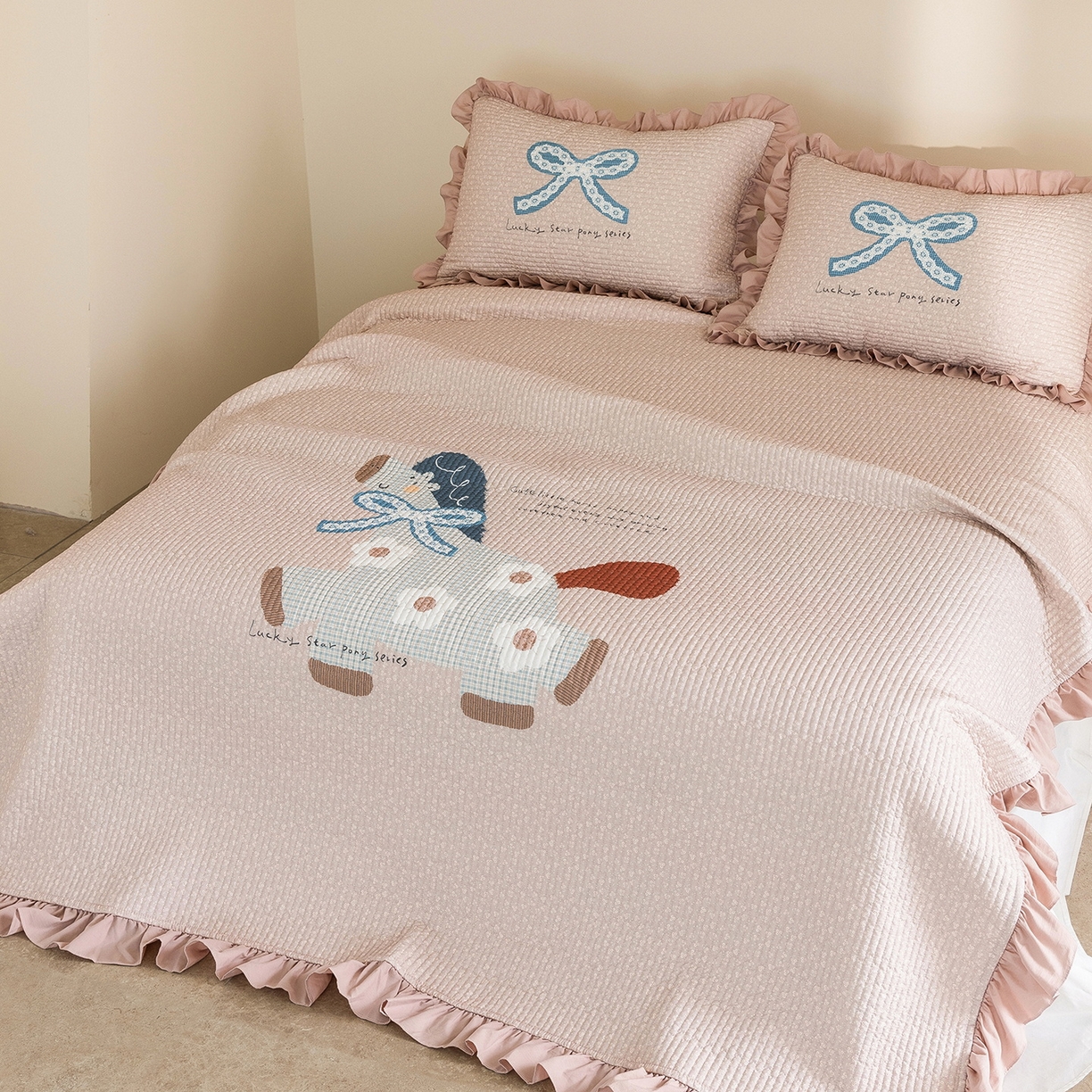 91家纺网 家纺一手货源 找家纺 立奥被业 2026新品古法水洗棉夏被仿棉大版床盖防棉大版夏被 小马粉