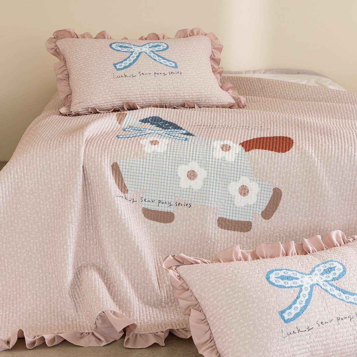 91家纺网 家纺一手货源 找家纺 立奥被业 2026新品古法水洗棉夏被仿棉大版床盖防棉大版夏被 小马粉