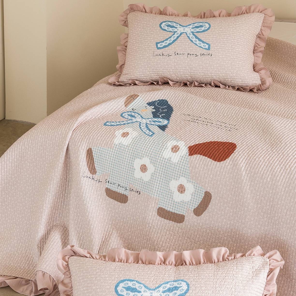 91家纺网 家纺一手货源 找家纺 立奥被业 2026新品古法水洗棉夏被仿棉大版床盖防棉大版夏被 小马粉