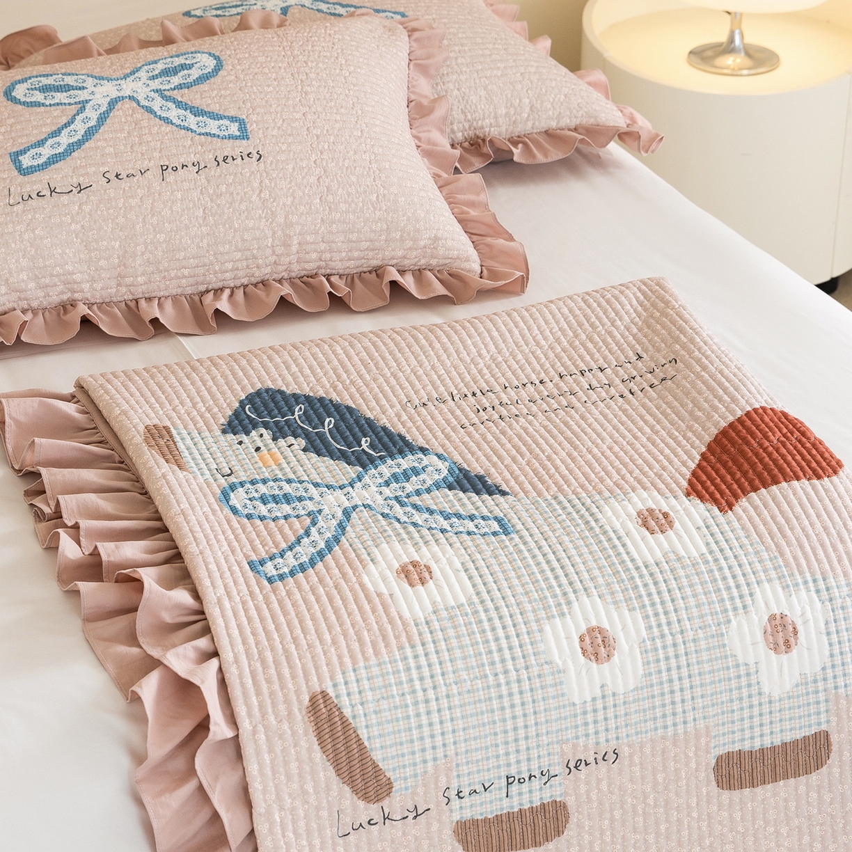 91家纺网 家纺一手货源 找家纺 立奥被业 2026新品古法水洗棉夏被仿棉大版床盖防棉大版夏被 小马粉