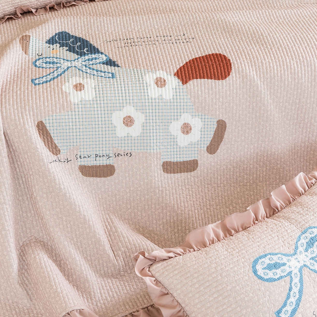 91家纺网 家纺一手货源 找家纺 立奥被业 2026新品古法水洗棉夏被仿棉大版床盖防棉大版夏被 小马粉