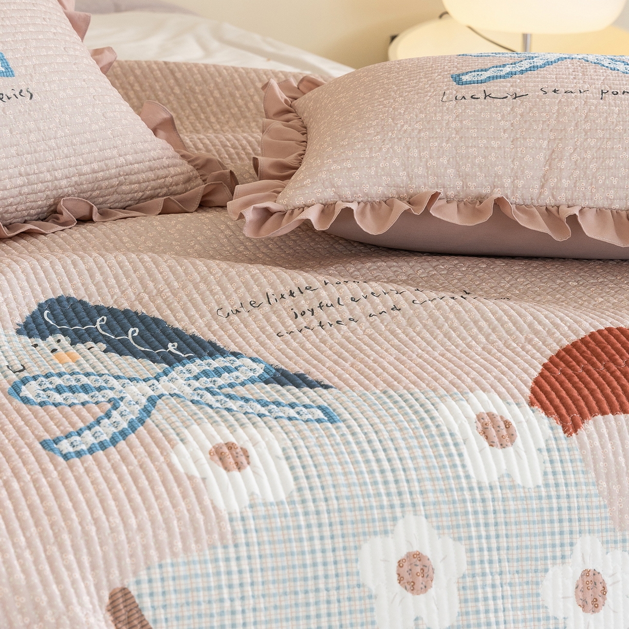 91家纺网 家纺一手货源 找家纺 立奥被业 2026新品古法水洗棉夏被仿棉大版床盖防棉大版夏被 小马粉