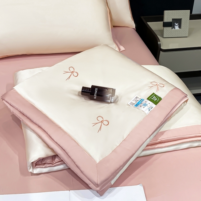 91家纺网 家纺一手货源 找家纺 益多眠 2026新款水洗真丝刺绣夏被夏凉被空调被四件套 蝴蝶结奶白粉