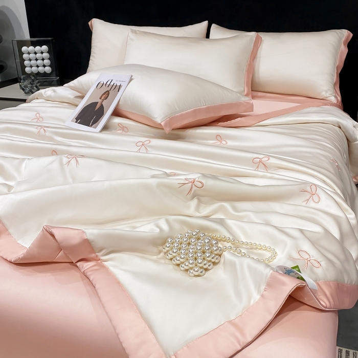 91家纺网 家纺一手货源 找家纺 益多眠 2026新款水洗真丝刺绣夏被夏凉被空调被四件套 蝴蝶结奶白粉