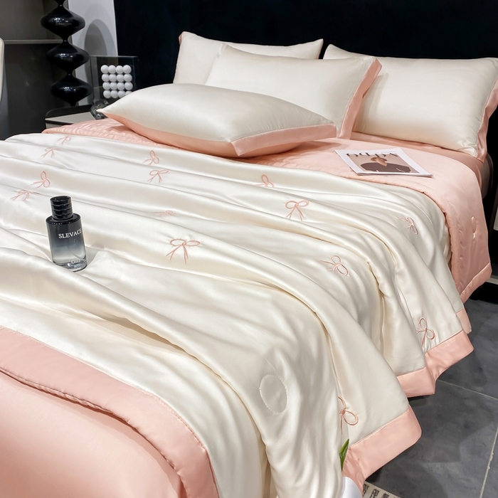 91家纺网 家纺一手货源 找家纺 益多眠 2026新款水洗真丝刺绣夏被夏凉被空调被四件套 蝴蝶结奶白粉