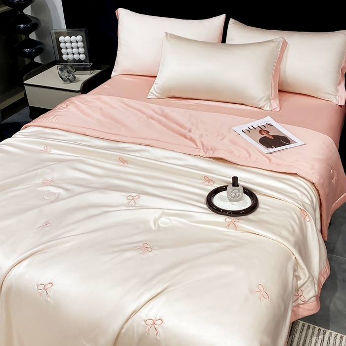 91家纺网 家纺一手货源 找家纺 益多眠 2026新款水洗真丝刺绣夏被夏凉被空调被四件套 蝴蝶结奶白粉