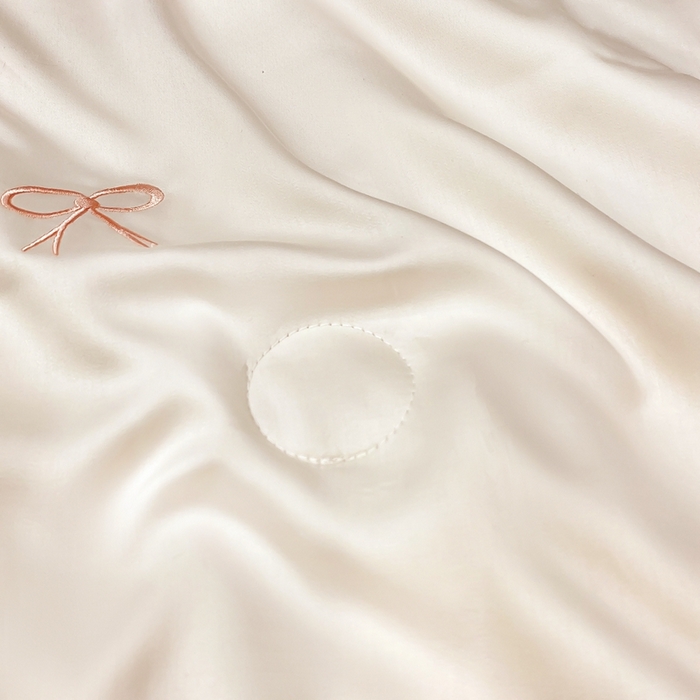 91家纺网 家纺一手货源 找家纺 益多眠 2026新款水洗真丝刺绣夏被夏凉被空调被四件套 蝴蝶结奶白粉