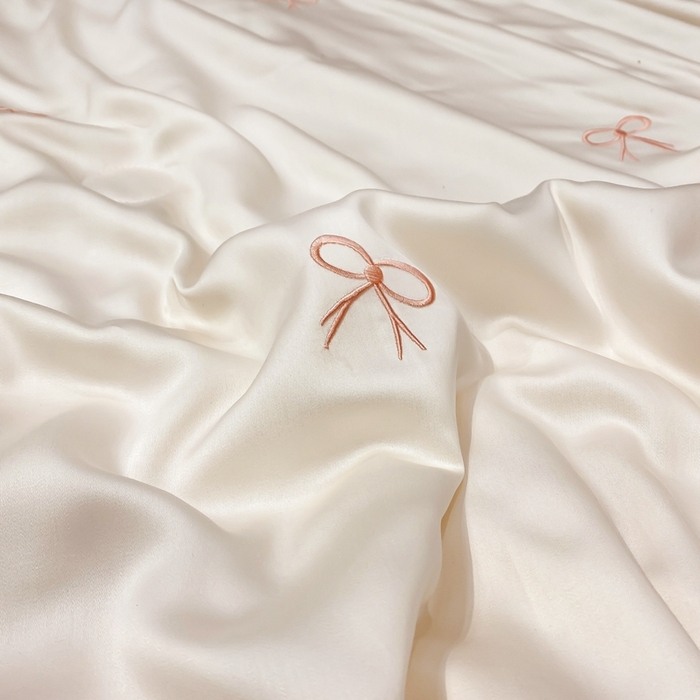 91家纺网 家纺一手货源 找家纺 益多眠 2026新款水洗真丝刺绣夏被夏凉被空调被四件套 蝴蝶结奶白粉