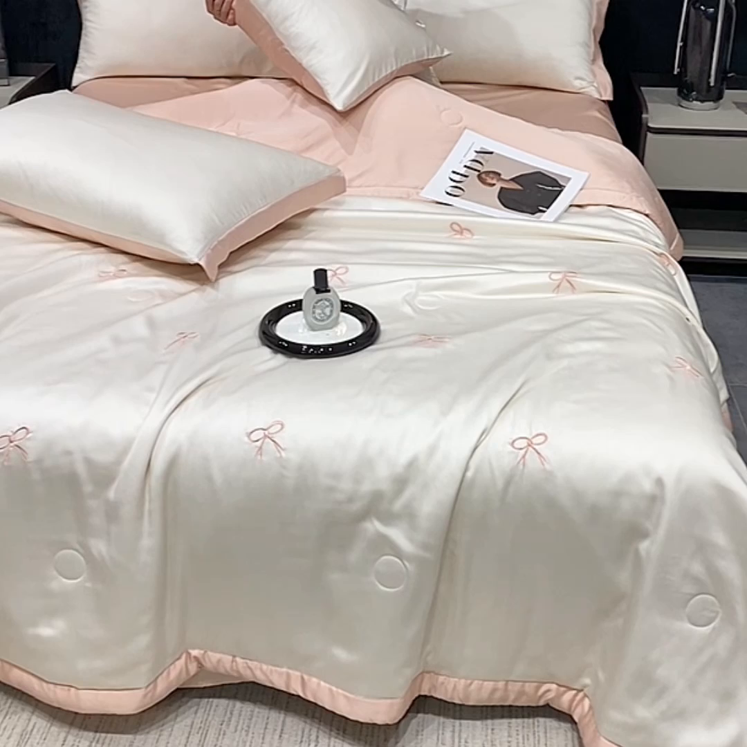 91家纺网 家纺一手货源 找家纺 益多眠 2026新款水洗真丝刺绣夏被夏凉被空调被四件套 蝴蝶结奶白粉