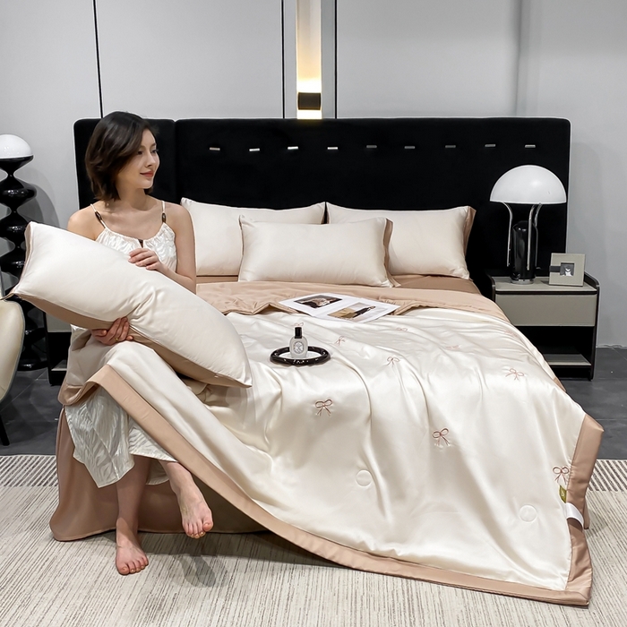 91家纺网 家纺一手货源 找家纺 益多眠 2026新款水洗真丝刺绣夏被夏凉被空调被四件套 蝴蝶结奶白咖