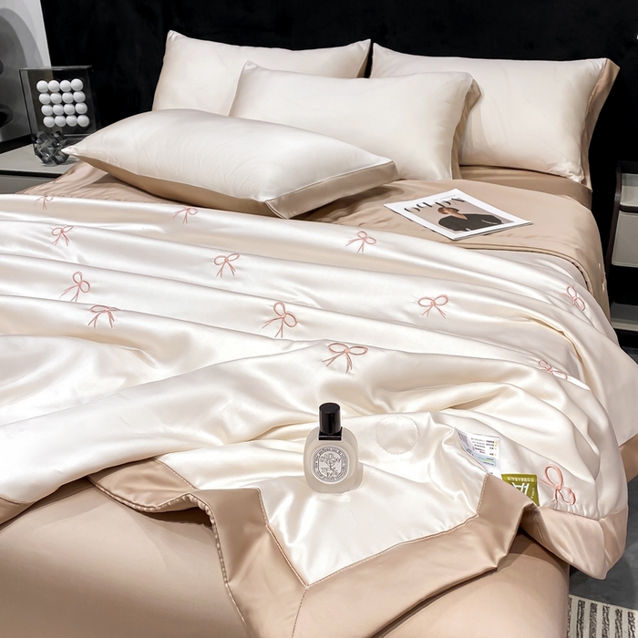 91家纺网 家纺一手货源 找家纺 益多眠 2026新款水洗真丝刺绣夏被夏凉被空调被四件套 蝴蝶结奶白咖