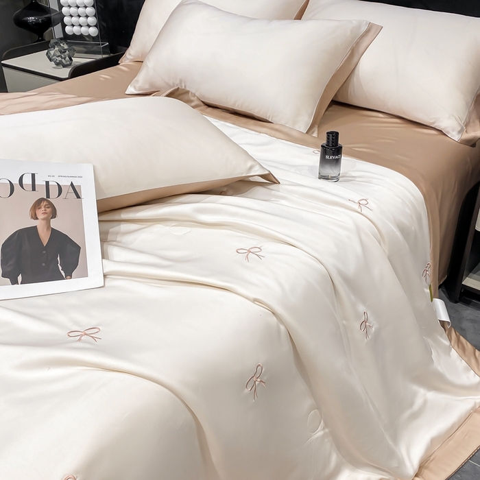 91家纺网 家纺一手货源 找家纺 益多眠 2026新款水洗真丝刺绣夏被夏凉被空调被四件套 蝴蝶结奶白咖