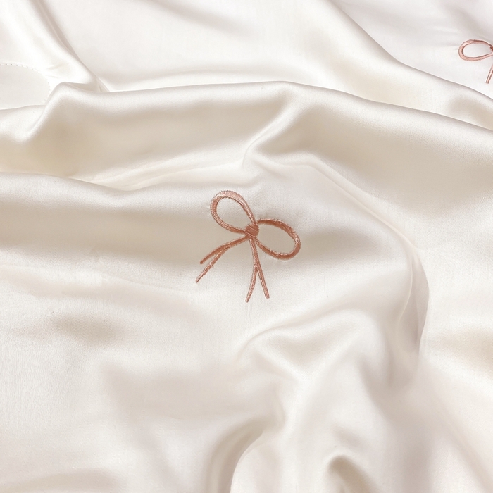 91家纺网 家纺一手货源 找家纺 益多眠 2026新款水洗真丝刺绣夏被夏凉被空调被四件套 蝴蝶结奶白咖