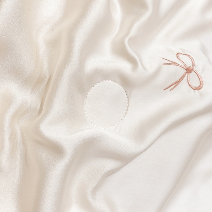 91家纺网 家纺一手货源 找家纺 益多眠 2026新款水洗真丝刺绣夏被夏凉被空调被四件套 蝴蝶结奶白咖