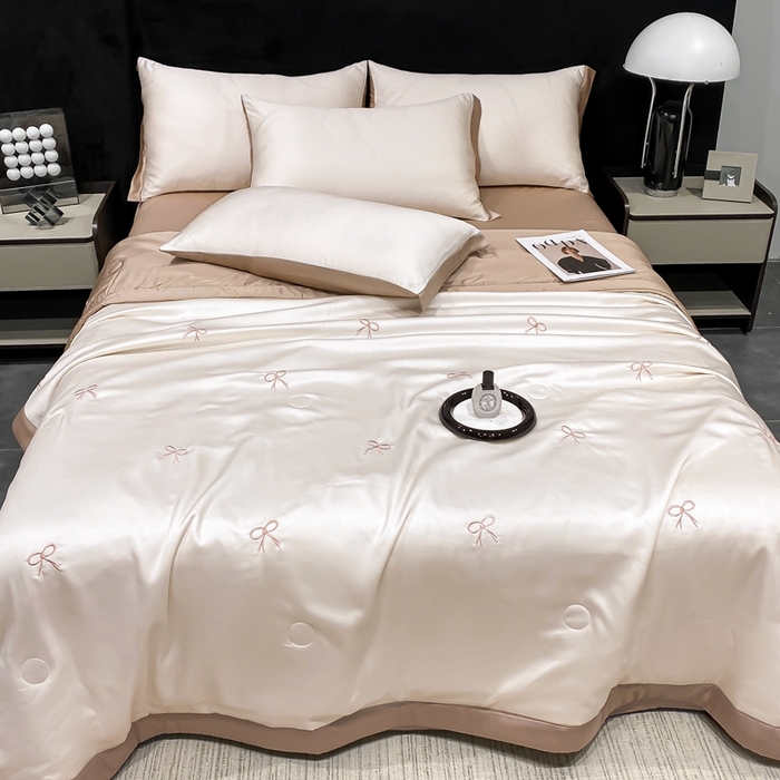 91家纺网 家纺一手货源 找家纺 益多眠 2026新款水洗真丝刺绣夏被夏凉被空调被四件套 蝴蝶结奶白咖