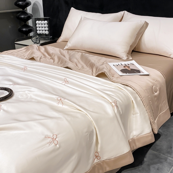 91家纺网 家纺一手货源 找家纺 益多眠 2026新款水洗真丝刺绣夏被夏凉被空调被四件套 蝴蝶结奶白咖