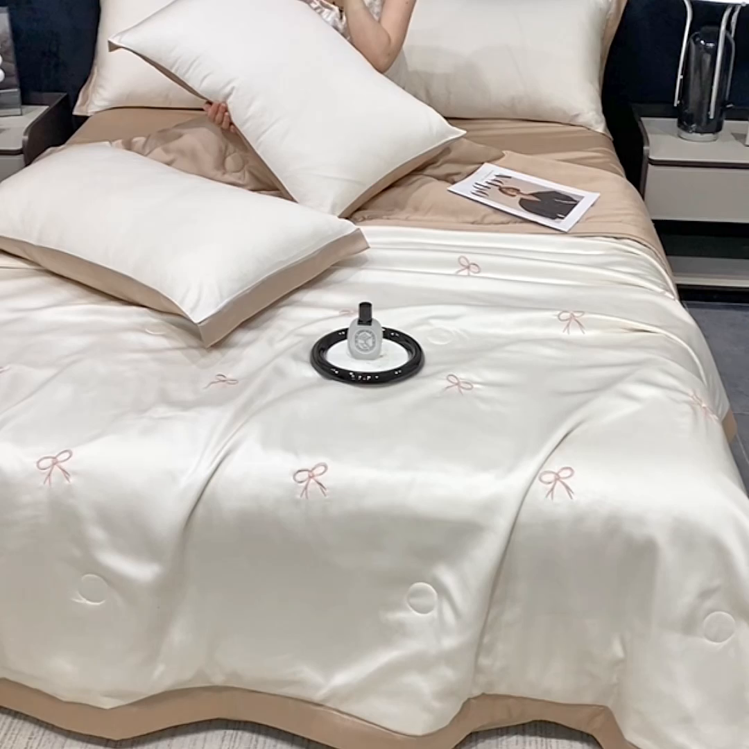 91家纺网 家纺一手货源 找家纺 益多眠 2026新款水洗真丝刺绣夏被夏凉被空调被四件套 蝴蝶结奶白咖