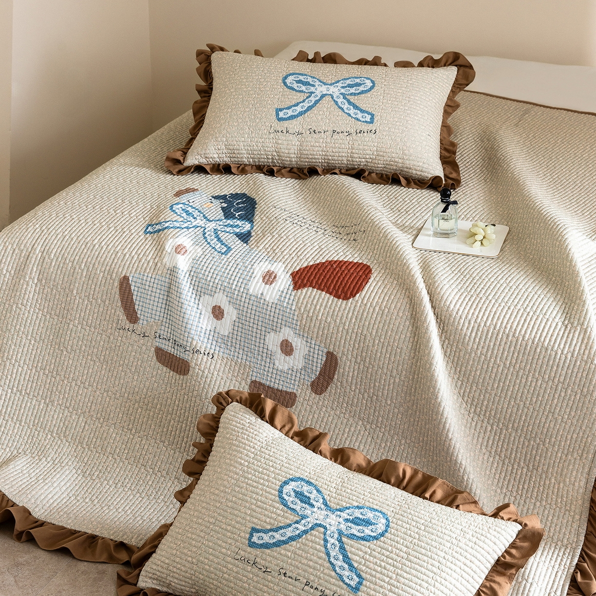 91家纺网 家纺一手货源 找家纺 立奥被业 2026新品古法水洗棉夏被仿棉大版床盖防棉大版夏被 小马咖