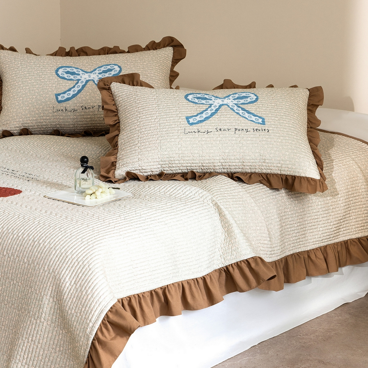 91家纺网 家纺一手货源 找家纺 立奥被业 2026新品古法水洗棉夏被仿棉大版床盖防棉大版夏被 小马咖