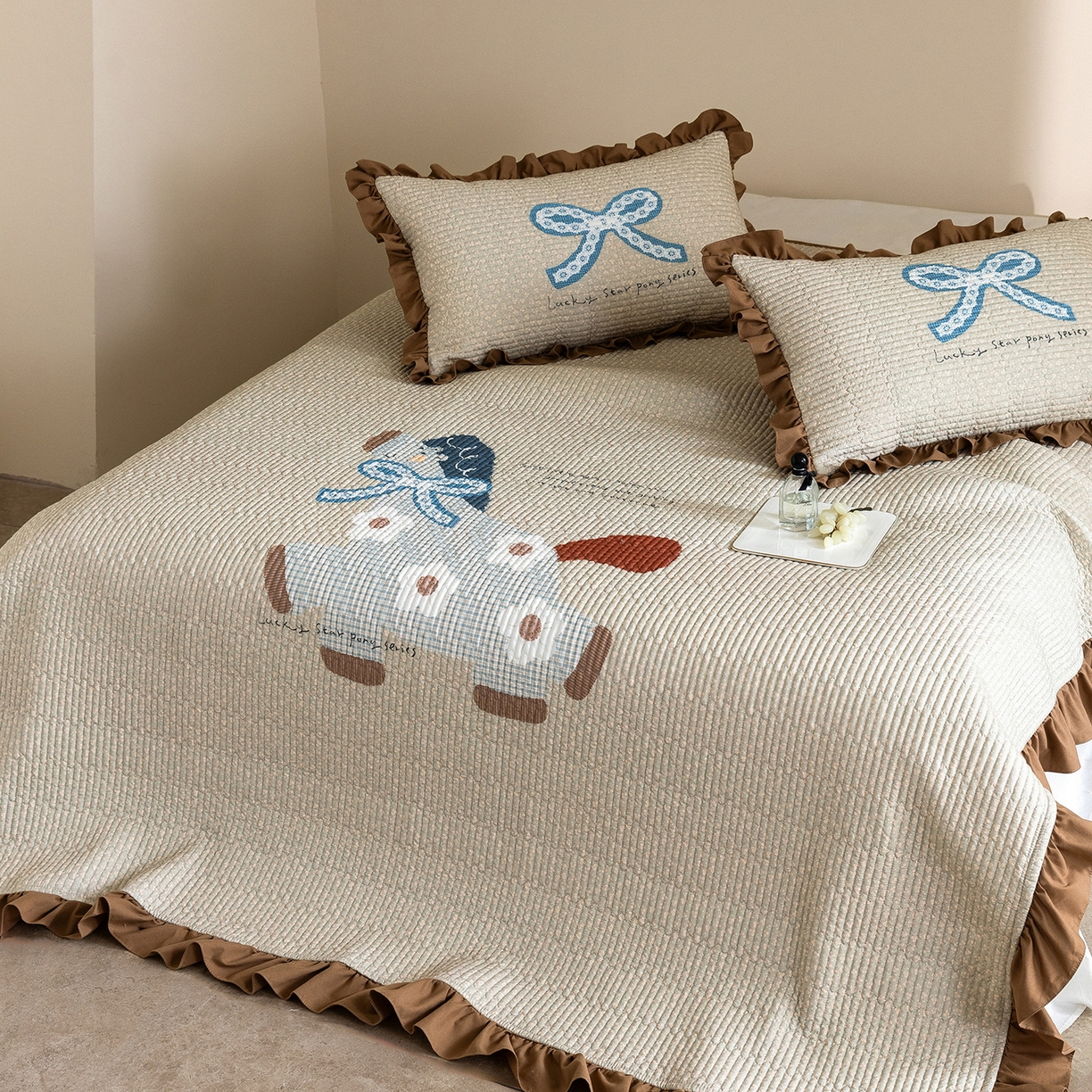 91家纺网 家纺一手货源 找家纺 立奥被业 2026新品古法水洗棉夏被仿棉大版床盖防棉大版夏被 小马咖