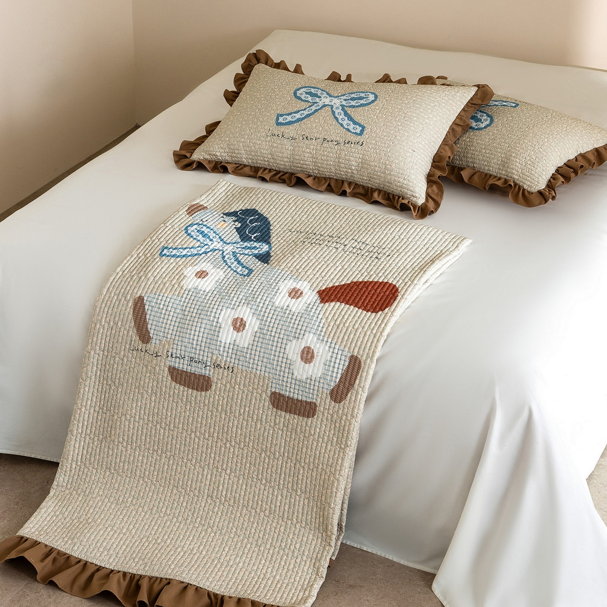 91家纺网 家纺一手货源 找家纺 立奥被业 2026新品古法水洗棉夏被仿棉大版床盖防棉大版夏被 小马咖