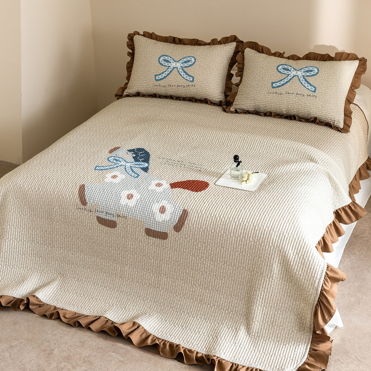 91家纺网 家纺一手货源 找家纺 立奥被业 2026新品古法水洗棉夏被仿棉大版床盖防棉大版夏被 小马咖