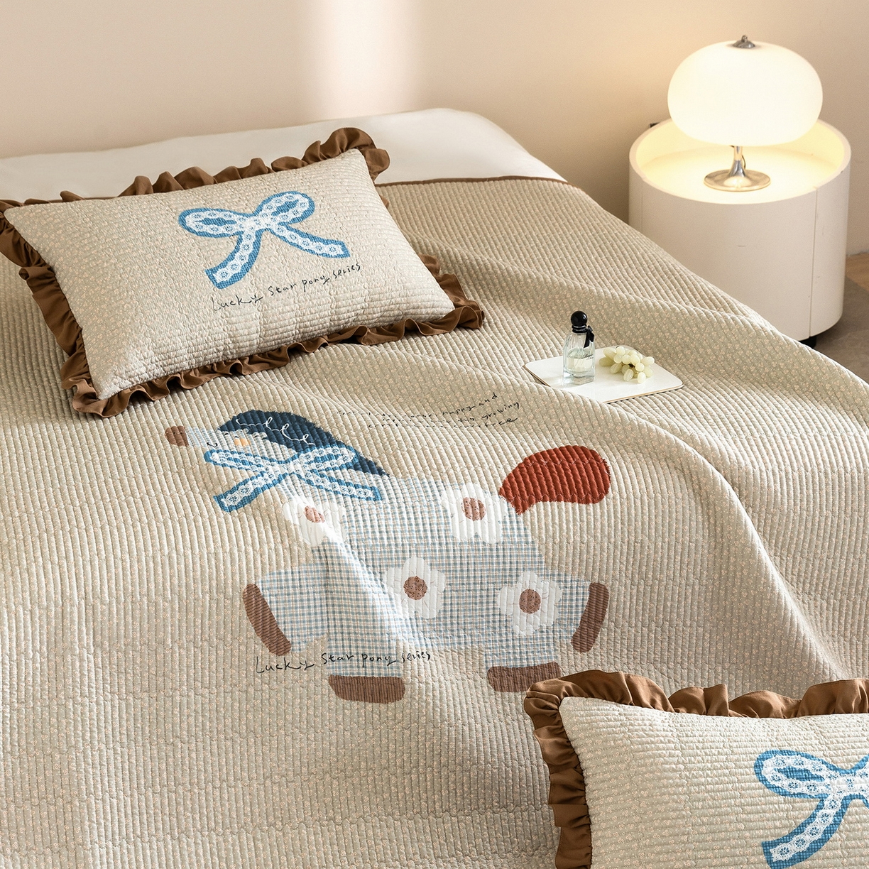 91家纺网 家纺一手货源 找家纺 立奥被业 2026新品古法水洗棉夏被仿棉大版床盖防棉大版夏被 小马咖