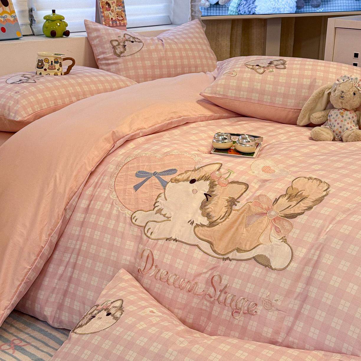 91家纺网 家纺一手货源 找家纺 懒猫家纺 2026新款A类高精密40支13374全棉纯棉喷气印花贴布绣四件套  【带礼盒】 甜心喵酱