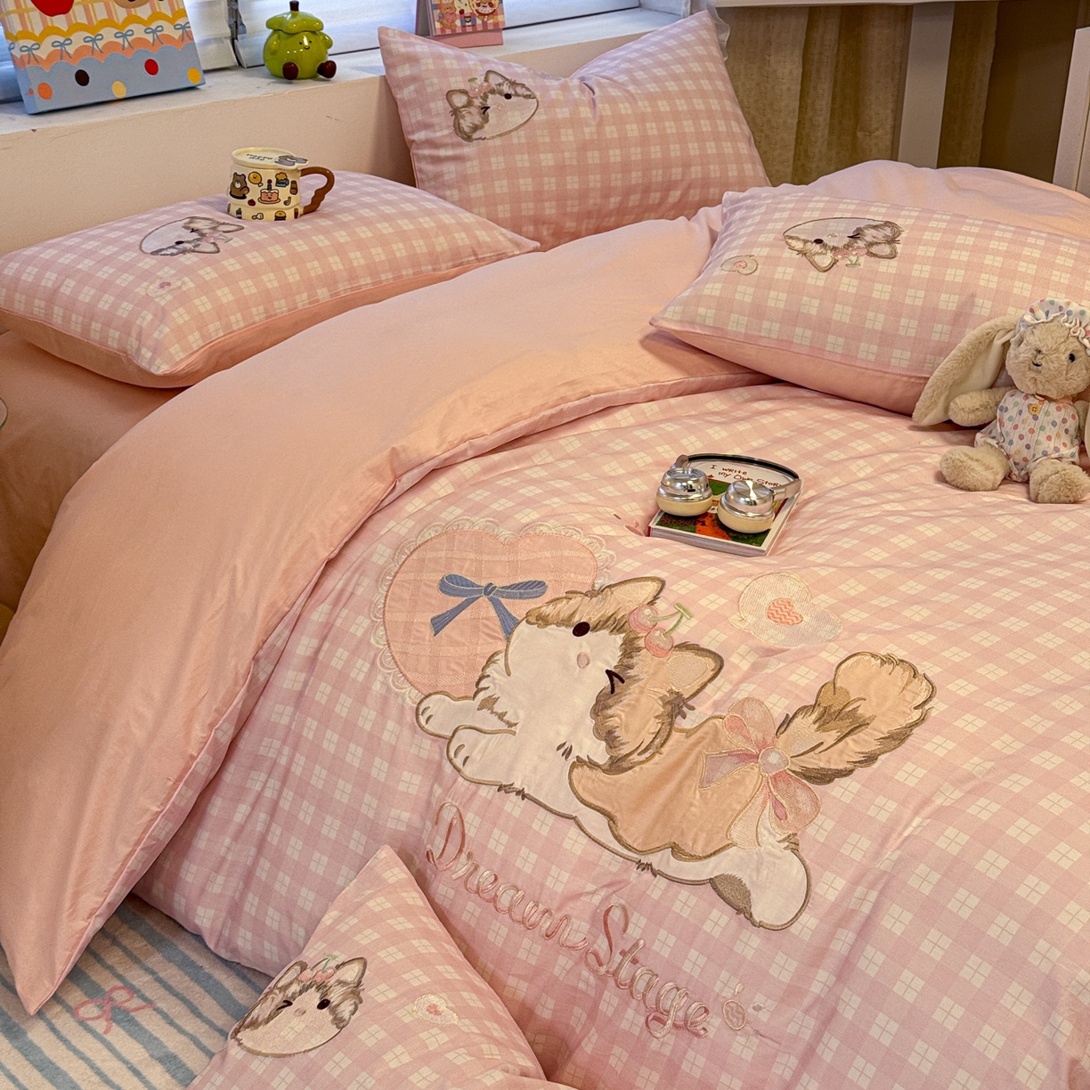 91家纺网 家纺一手货源 找家纺 懒猫家纺 2026新款A类高精密40支13374全棉纯棉喷气印花贴布绣四件套  【带礼盒】 甜心喵酱