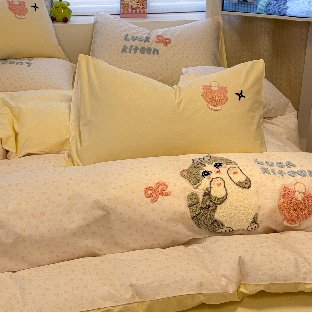 91家纺网 家纺一手货源 找家纺 懒猫家纺 2026新款A类高精密40支13374全棉纯棉喷气印花贴布绣四件套  【带礼盒】 奶黄布丁