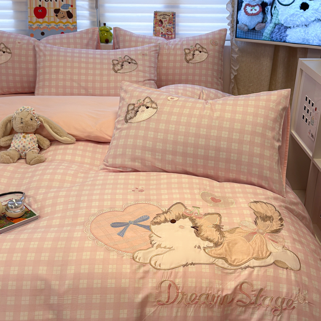 91家纺网 家纺一手货源 找家纺 懒猫家纺 2026新款A类高精密40支13374全棉纯棉喷气印花贴布绣四件套  【带礼盒】 甜心喵酱