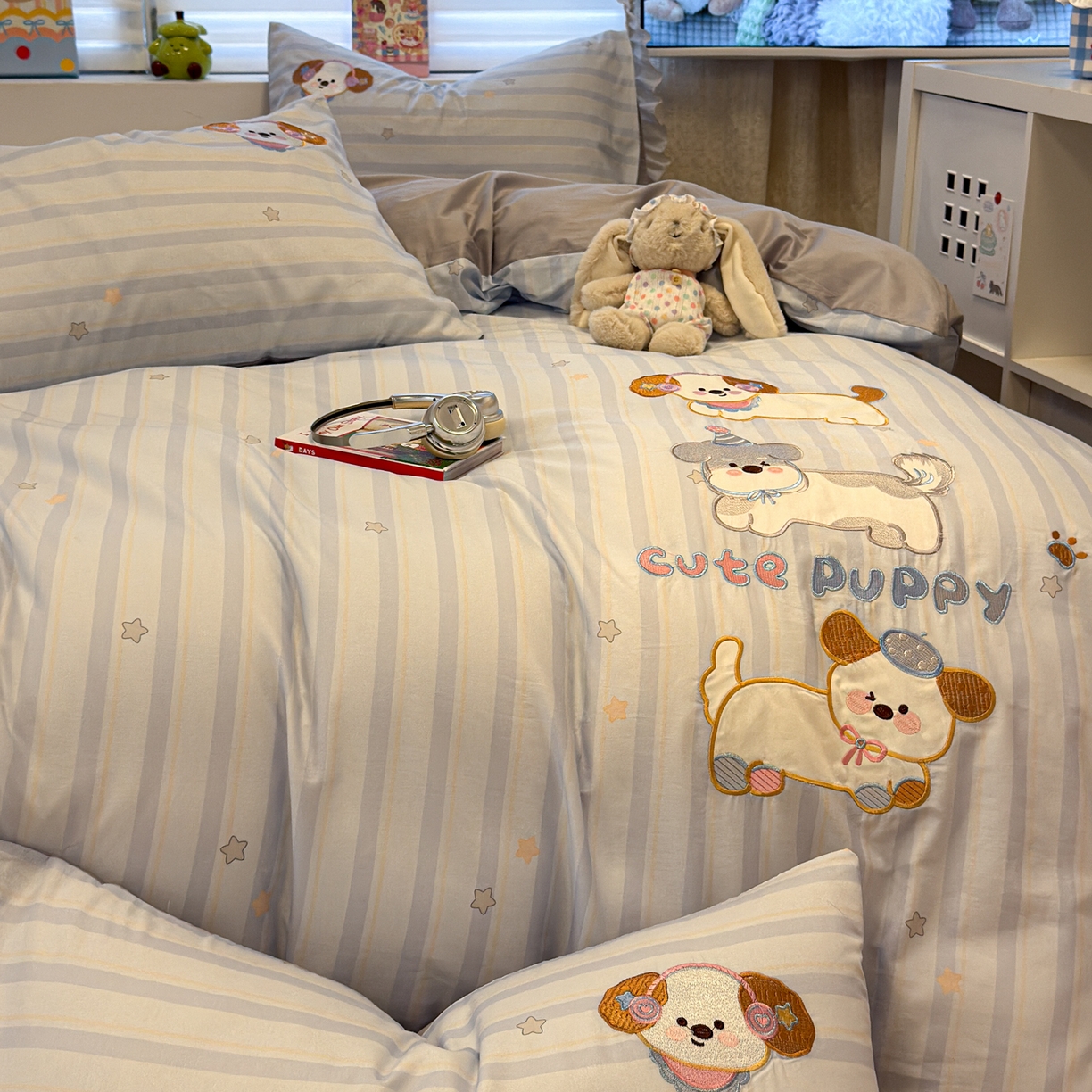 91家纺网 家纺一手货源 找家纺 懒猫家纺 2026新款A类高精密40支13374全棉纯棉喷气印花贴布绣四件套  【带礼盒】 条纹修狗