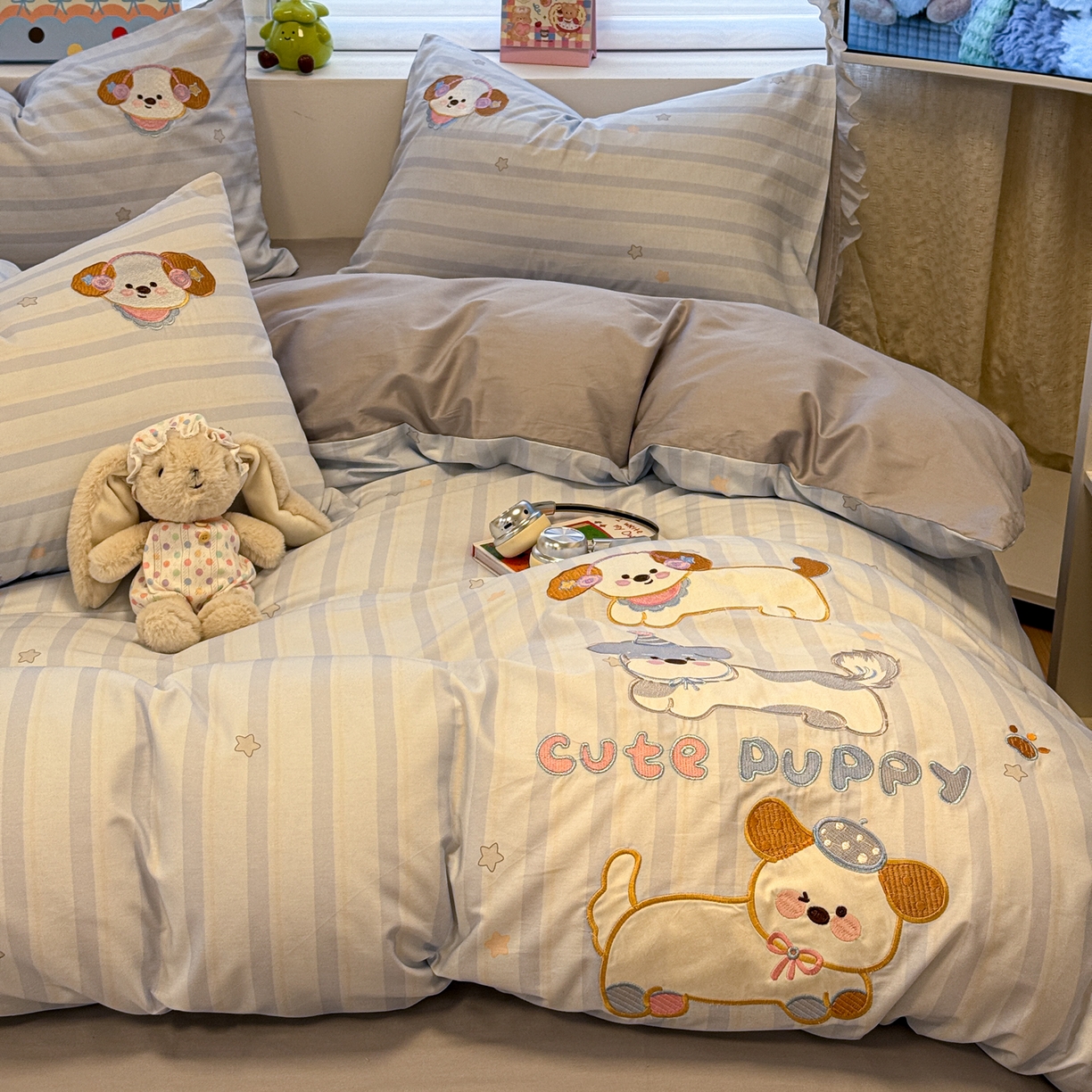 91家纺网 家纺一手货源 找家纺 懒猫家纺 2026新款A类高精密40支13374全棉纯棉喷气印花贴布绣四件套  【带礼盒】 条纹修狗