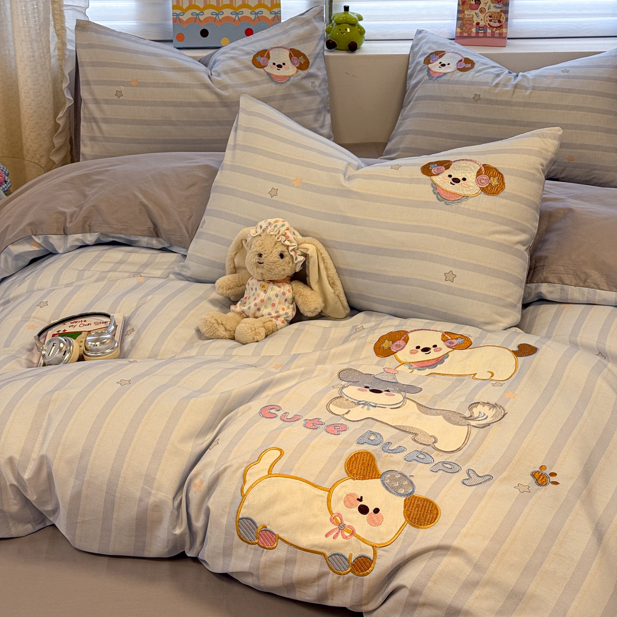 91家纺网 家纺一手货源 找家纺 懒猫家纺 2026新款A类高精密40支13374全棉纯棉喷气印花贴布绣四件套  【带礼盒】 条纹修狗