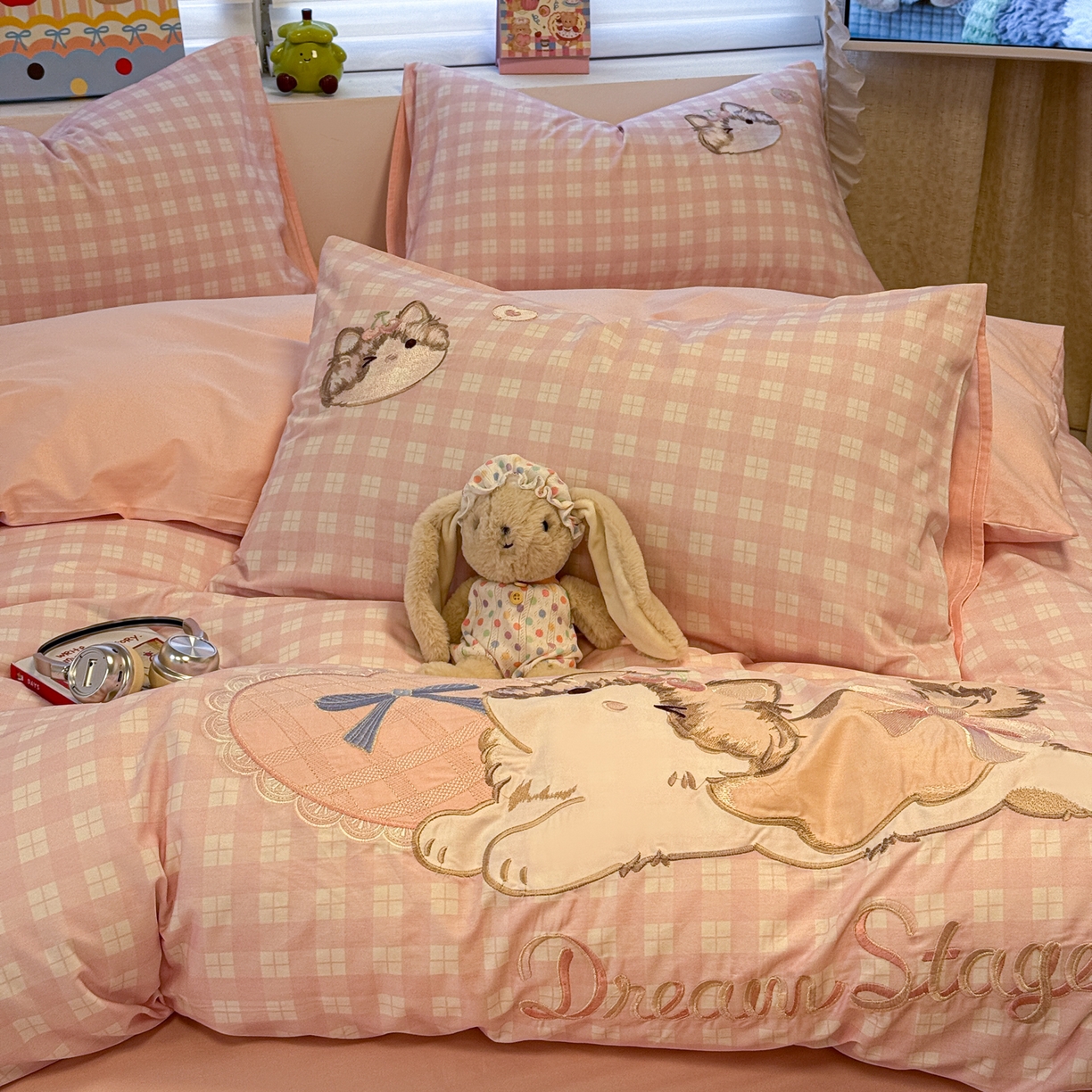 91家纺网 家纺一手货源 找家纺 懒猫家纺 2026新款A类高精密40支13374全棉纯棉喷气印花贴布绣四件套  【带礼盒】 甜心喵酱