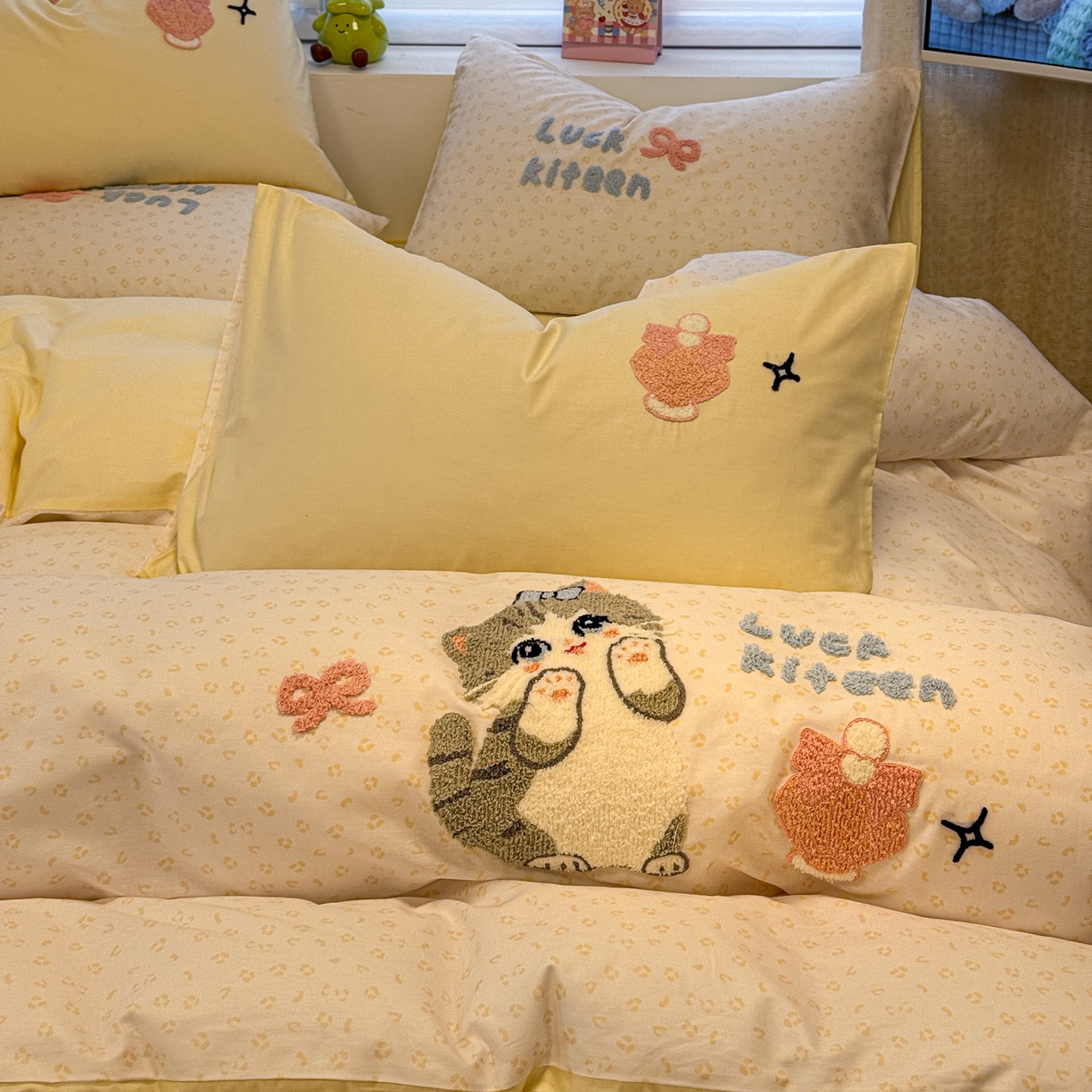 91家纺网 家纺一手货源 找家纺 懒猫家纺 2026新款A类高精密40支13374全棉纯棉喷气印花贴布绣四件套  【带礼盒】 奶黄布丁