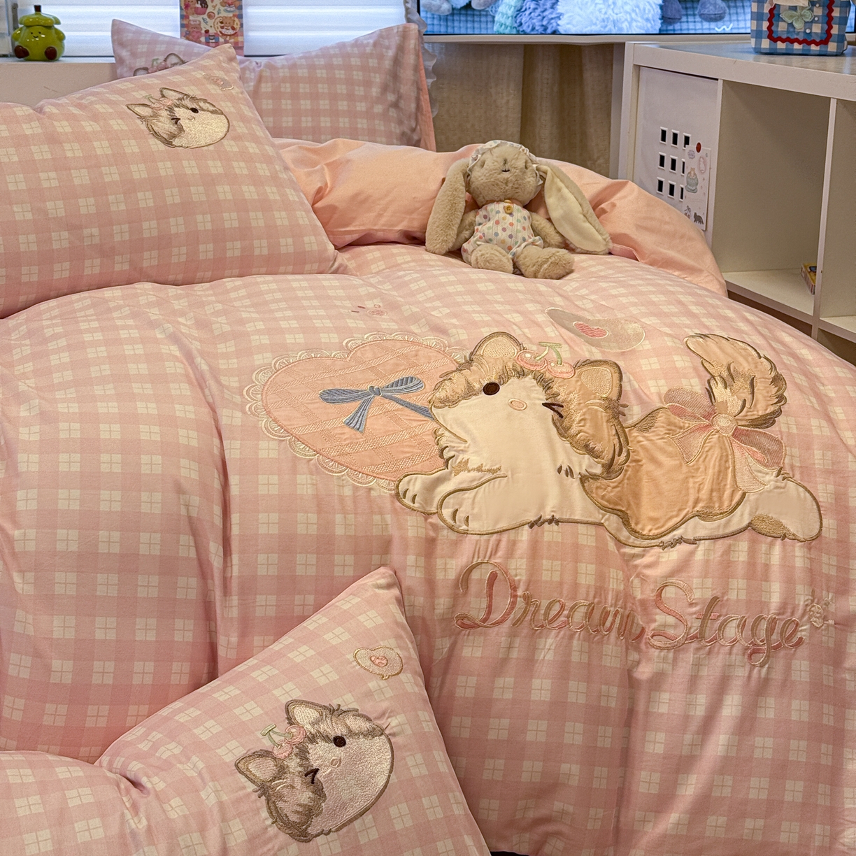 91家纺网 家纺一手货源 找家纺 懒猫家纺 2026新款A类高精密40支13374全棉纯棉喷气印花贴布绣四件套  【带礼盒】 甜心喵酱