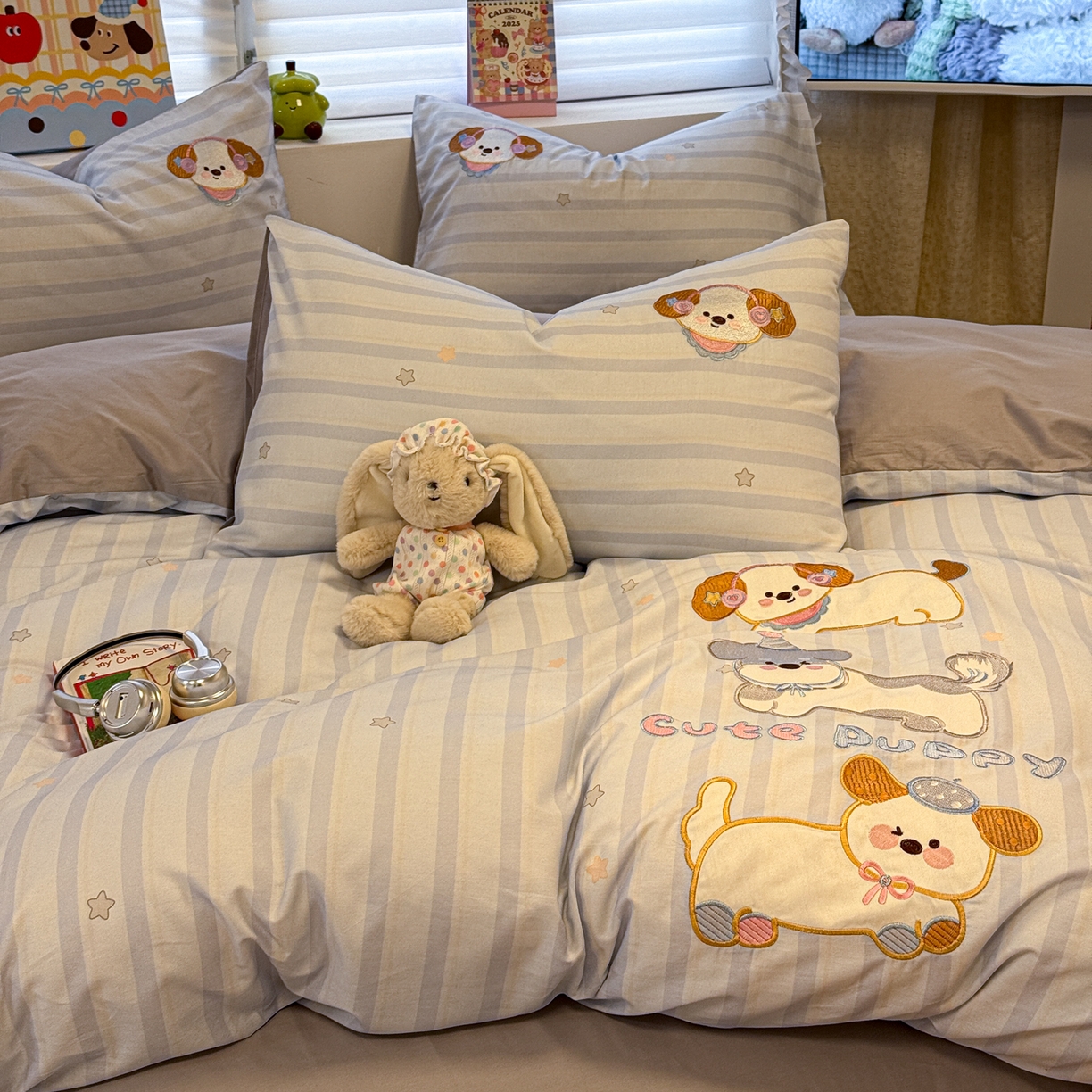 91家纺网 家纺一手货源 找家纺 懒猫家纺 2026新款A类高精密40支13374全棉纯棉喷气印花贴布绣四件套  【带礼盒】 条纹修狗