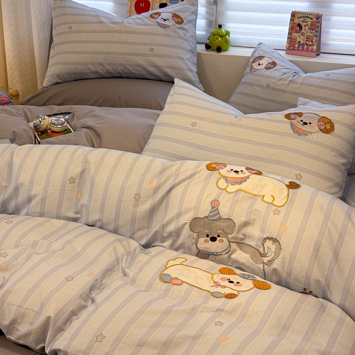 91家纺网 家纺一手货源 找家纺 懒猫家纺 2026新款A类高精密40支13374全棉纯棉喷气印花贴布绣四件套  【带礼盒】 条纹修狗