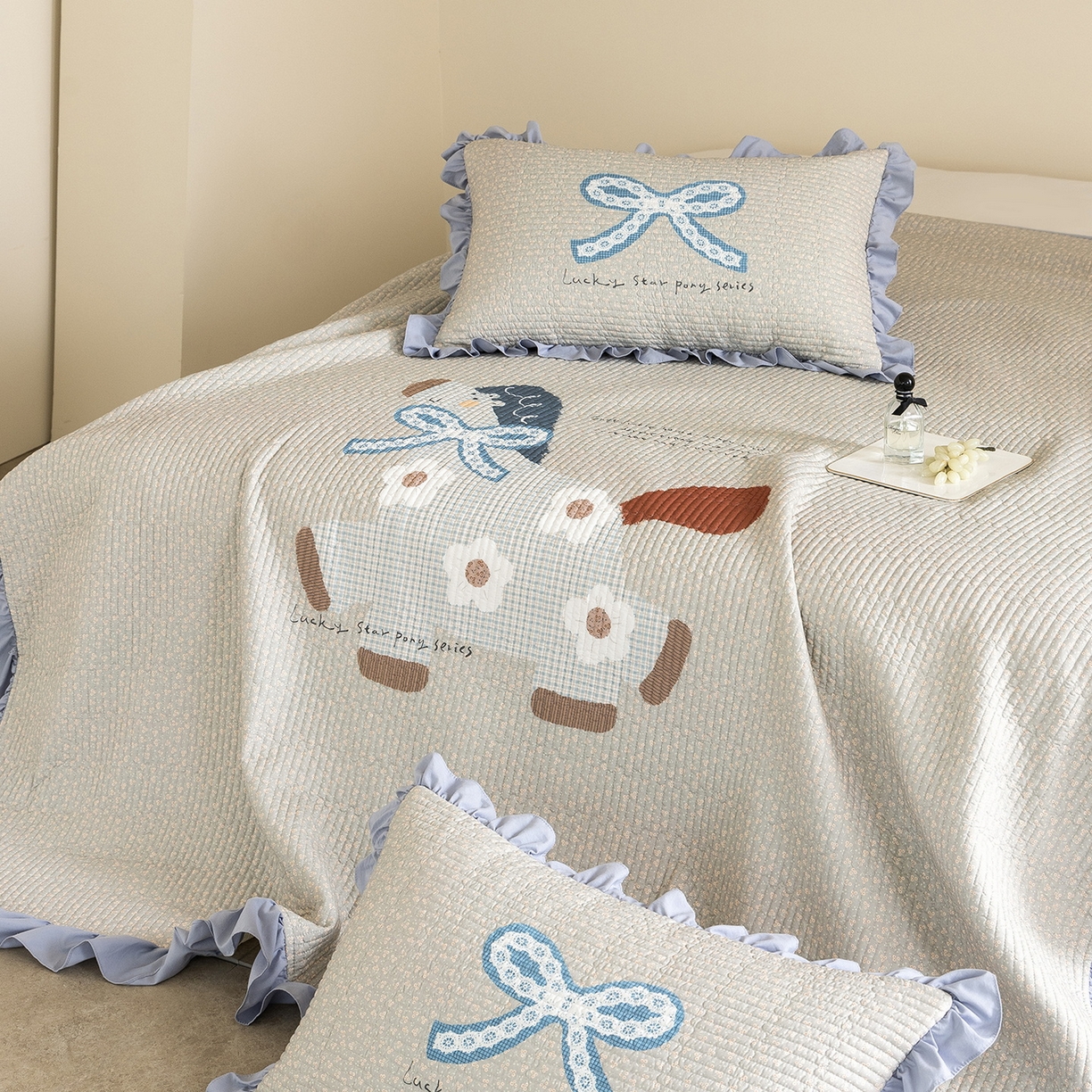 91家纺网 家纺一手货源 找家纺 立奥被业 2026新品古法水洗棉夏被仿棉大版床盖防棉大版夏被 小马蓝