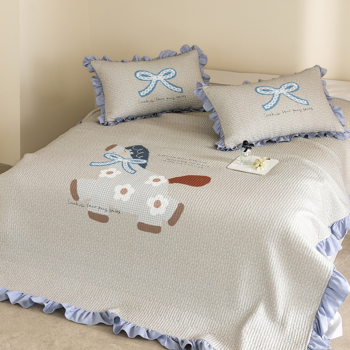 91家纺网 家纺一手货源 找家纺 立奥被业 2026新品古法水洗棉夏被仿棉大版床盖防棉大版夏被 小马蓝