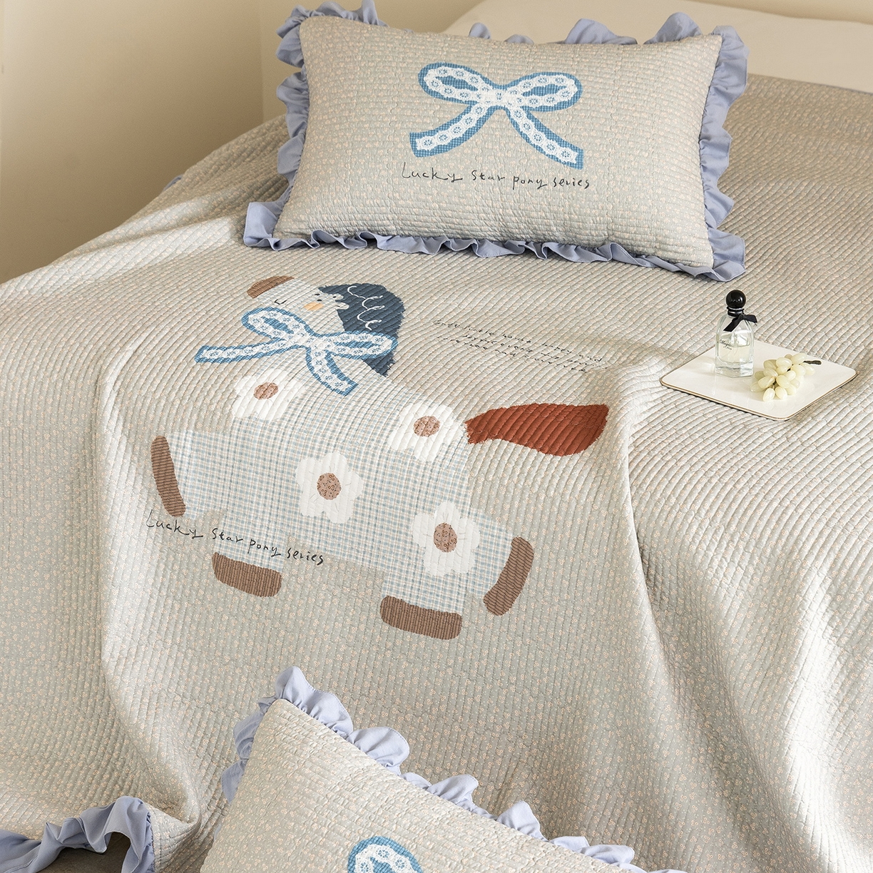 91家纺网 家纺一手货源 找家纺 立奥被业 2026新品古法水洗棉夏被仿棉大版床盖防棉大版夏被 小马蓝